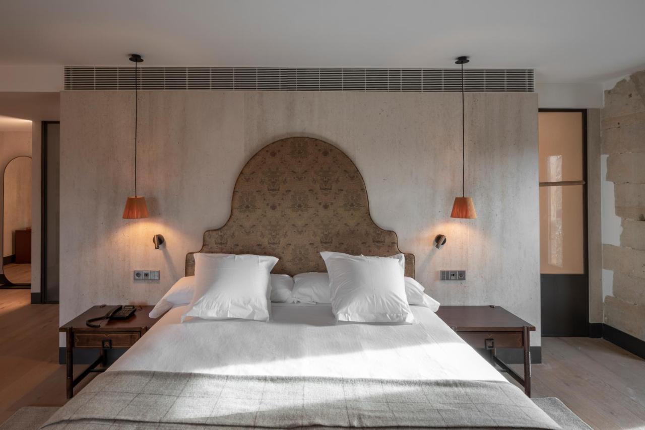 Parador De Turismo De Leon Ngoại thất bức ảnh A bedroom at the hotel