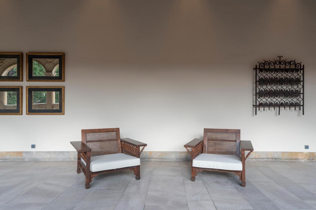 Parador De Turismo De Leon Ngoại thất bức ảnh Two of the 1930s Club chairs