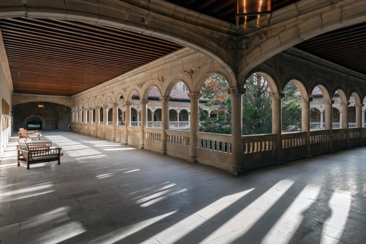 Parador De Turismo De Leon Ngoại thất bức ảnh The cloister at the University of Chicago